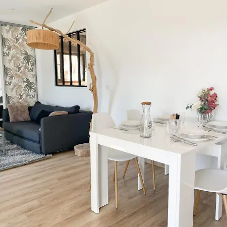 Chic & Dingo - Modern Apartment, Comfort, Wi-fi 아파트 *